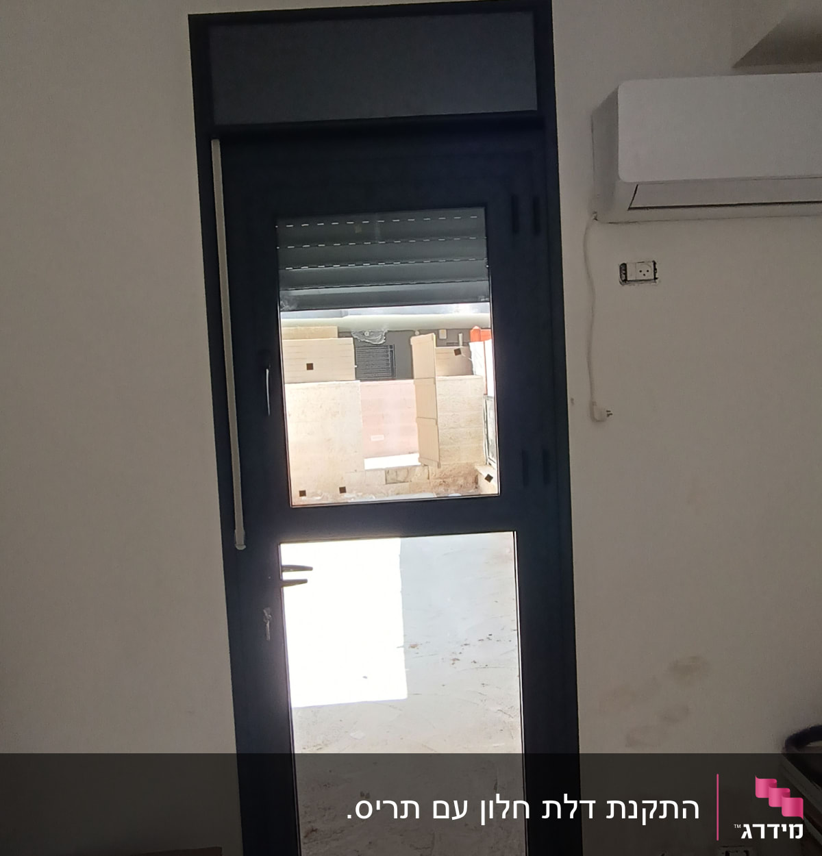 דלת אלומיניום עם חלון זכוכית ותריסים